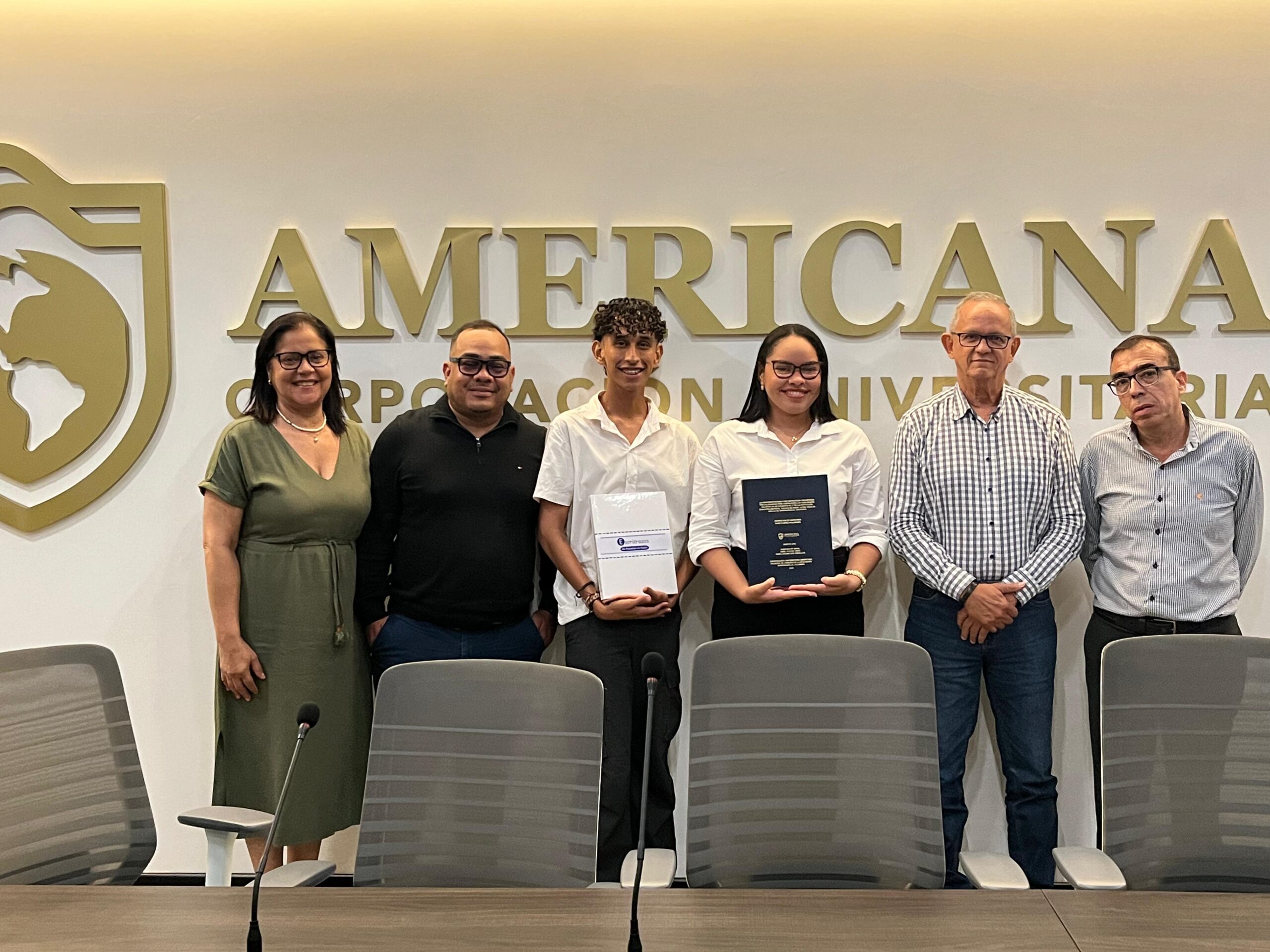 Estudiantes de la Facultad de Ciencias de la Educación sustentan trabajos de investigación para optar al título de Licenciados en Lengua Extranjera con Énfasis en Inglés en la Corporación Universitaria Americana